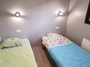 a room with two beds in a room at Le Chalet de l'Authie in Saulchoy