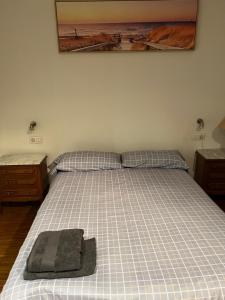 - une chambre avec un lit et une couverture dans l'établissement ARIAN, precioso estudio en Castellón, a un paso de todo!, Castellón de la Plana