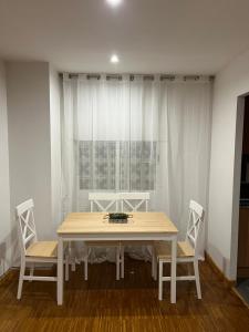 a table and chairs in a room with a window at ARIAN, precioso estudio en Castellón, a un paso de todo! in Castellón de la Plana