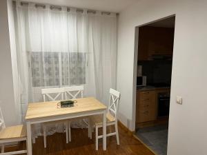 a table and chairs in a kitchen with a window at ARIAN, precioso estudio en Castellón, a un paso de todo! in Castellón de la Plana +16 photos
