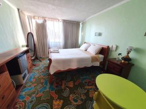 a hotel room with a bed and a table at Hotel San Felipe el Real in San Felipe