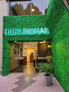una fachada cubierta de hiedra verde de un edificio en Hotel Hurlingham en Villa Carlos Paz