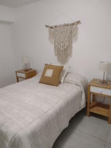 um quarto com uma cama e duas mesas de cabeceira em Depto Paz em Tandil