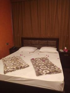 ein Bett mit zwei Kissen darüber in der Unterkunft HOTEL N1 in Yerevan