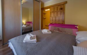 Łóżko lub łóżka w pokoju w obiekcie Komfortowy Apartament w centrum Ustronia