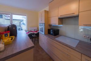 Kuchnia lub aneks kuchenny w obiekcie Komfortowy Apartament w centrum Ustronia