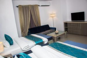 Μια τηλεόραση ή/και κέντρο ψυχαγωγίας στο Riviera Suites