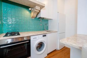cocina con lavadora y fregadero en 7ti7 Telhal apartment with a lovely Backyard, en Lisboa