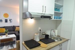 una pequeña cocina con fregadero y encimera en Central Apartment, en Ćuprija