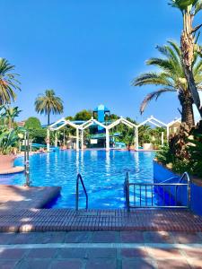 Bazén v ubytovaní Benal beach suite, parque acuático y vistas al mar alebo v jeho blízkosti