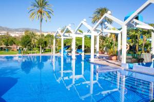 Bazén v ubytovaní Benal beach suite, parque acuático y vistas al mar alebo v jeho blízkosti