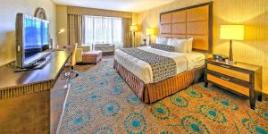 En eller flere senge i et værelse på Brandywine Plaza Hotel