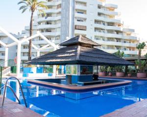 Bazén v ubytovaní Benal beach suite, parque acuático y vistas al mar alebo v jeho blízkosti