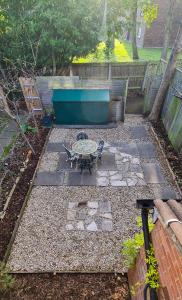 Gallery image of SW19 - Quiet split-level 2-bedroom maisonette with garden in London
