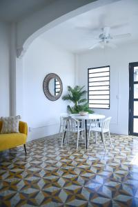 Digital Nomad San Agustin Apartments في سان خوان: غرفة طعام مع طاولة وكراسي