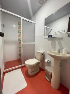 A bathroom at Apartahotel Caribe Diez