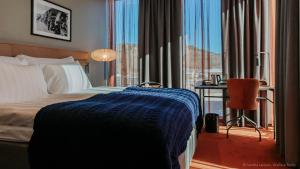 Rúm í herbergi á Quality Hotel The Weaver
