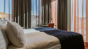 Rúm í herbergi á Quality Hotel The Weaver