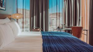 Rúm í herbergi á Quality Hotel The Weaver