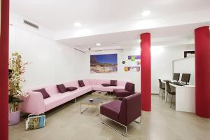a living room with a pink couch and a table at Live & Dream in Barcelona