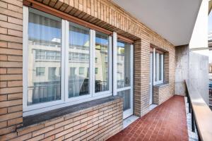 un groupe de fenêtres sur un bâtiment en briques dans l'établissement Casa da Suite Lukema, à Milan