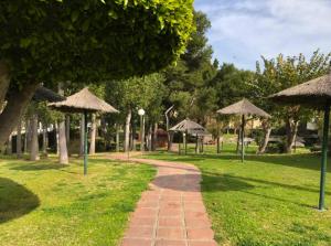 Vonkajšia záhrada v ubytovaní Benal beach suite, parque acuático y vistas al mar