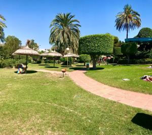 Vonkajšia záhrada v ubytovaní Benal beach suite, parque acuático y vistas al mar
