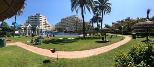 Bazén v ubytovaní Benal beach suite, parque acuático y vistas al mar alebo v jeho blízkosti
