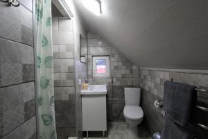 małą łazienkę z toaletą i umywalką w obiekcie Melody Hotel w mieście Bukowel