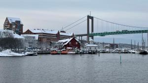 un ponte su un fiume con un porto turistico con una casa rossa di Quality Hotel Waterfront a Göteborg