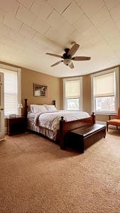 1 dormitorio con 1 cama y ventilador de techo en Point Breeze Guest House en Pittsburgh