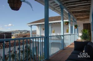 Sesquilé的住宿－Casa Manoa，从别墅的阳台可欣赏到风景。