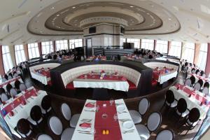 an overhead view of a dining room on a cruise ship at Palestine Plaza Hotel in Ramallah