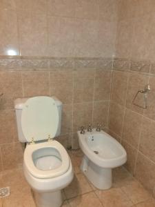 La salle de bains est pourvue de toilettes et d'un lavabo. dans l'établissement La Perla, à Mar del Plata