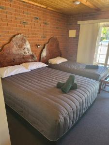 Postel nebo postele na pokoji v ubytování Foundry Palms Motel