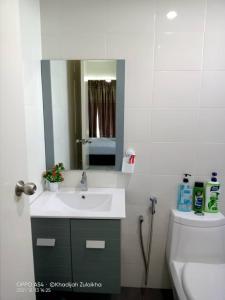 Ένα μπάνιο στο Risqi Apartment 2 bedroom Wakaf Che Yeh