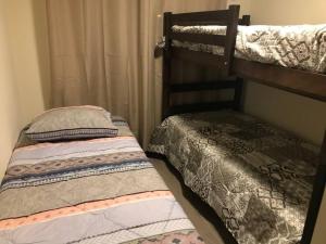 Departamento de descanso frente al mar في لا سيرينا: غرفة نوم بسريرين بطابقين وسرير +21 صورة