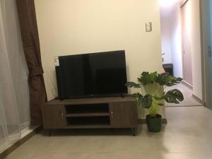 Departamento de descanso frente al mar في لا سيرينا: تلفزيون بشاشة مسطحة جالس فوق مركز ترفيهي خشبي