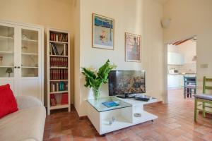 salon z kanapą i telewizorem na stole w obiekcie Apartments Florence - Canto Dei Nelli we Florencji