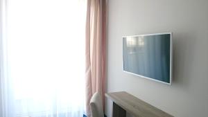 Televízia a/alebo spoločenská miestnosť v ubytovaní Willa Długa No. 4 Bed & Breakfast