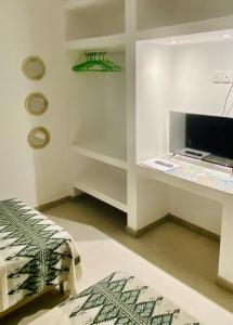 Televizorius ir (arba) pramogų centras apgyvendinimo įstaigoje Marmaraki Village House & Apartments