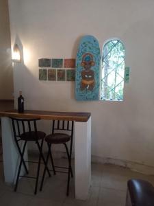 プエルト・モレロスにあるIf you enjoy nature, La Quinta Azul is the place, connecting with your sensesの窓のある部屋(テーブル1台、スツール2脚付) +25枚の写真
