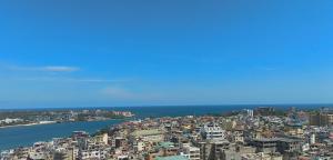 - une vue aérienne sur la ville et l'océan dans l'établissement City Centre, à Mombasa