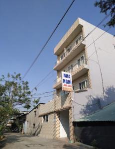 Um edifício com um sinal de Mia Negan. em An San Hotel em Dĩ An
