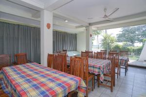 En eller flere senge i et værelse på Agra Lanka Beach Resort