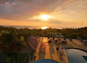 Lanta Halabala Resort في كو لانتا: اطلالة المسبح في المنتجع مع غروب الشمس