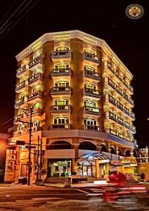 Un edificio alto con un reloj a un lado. en The Grand Dame Hotel, en Iloilo City
