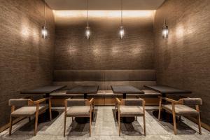 un comedor con mesas, sillas y luces en The Royal Park Hotel Kyoto Shijo, en Kioto