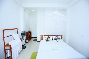 エッラにあるNature Relaxの白い部屋(ベッド1台、椅子付)