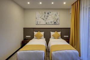 Giường trong phòng chung tại Leo Suites